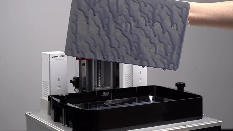 Comment réparer une impression 3D en résine qui n'adhère pas à la plaque de construction mais au film FEP ?